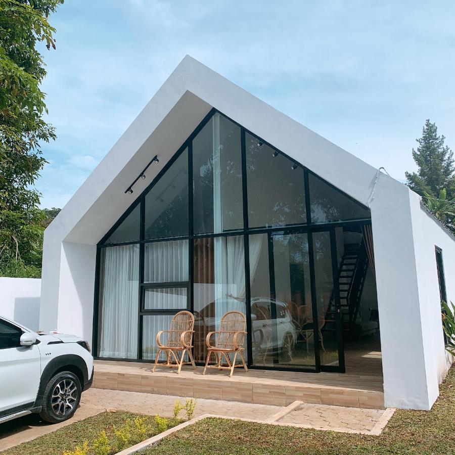 Casa De Gaudi Lembang Βίλα Εξωτερικό φωτογραφία